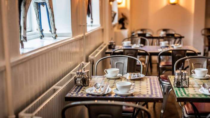 Eine Reihe von Tischen und Stühlen in einem Restaurant