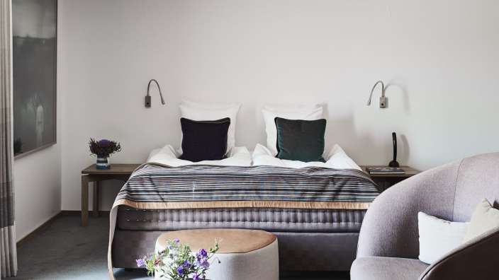 Ein Schlafzimmer mit einem Bett und einem Stuhl