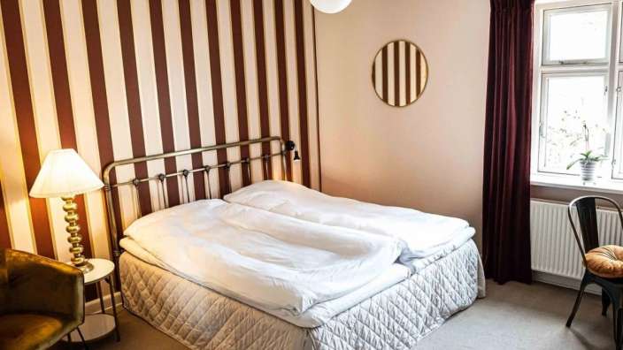 Ein Schlafzimmer mit einem Bett und einer Lampe