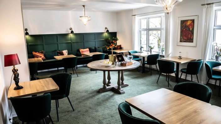 Ein Wohnzimmer mit vielen Tischen und Stühlen