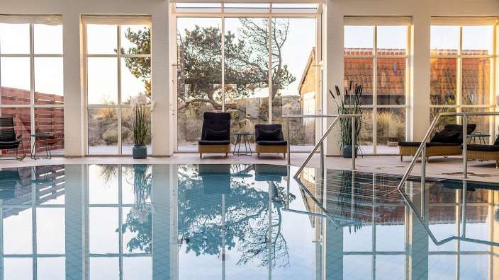 Ein großer Swimmingpool in einem Hotel mit vielen Fenstern