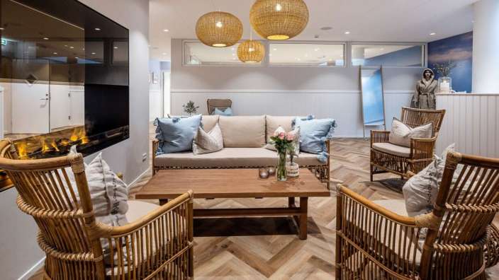 Ein Wohnzimmer mit einem Couchtisch und Stühlen