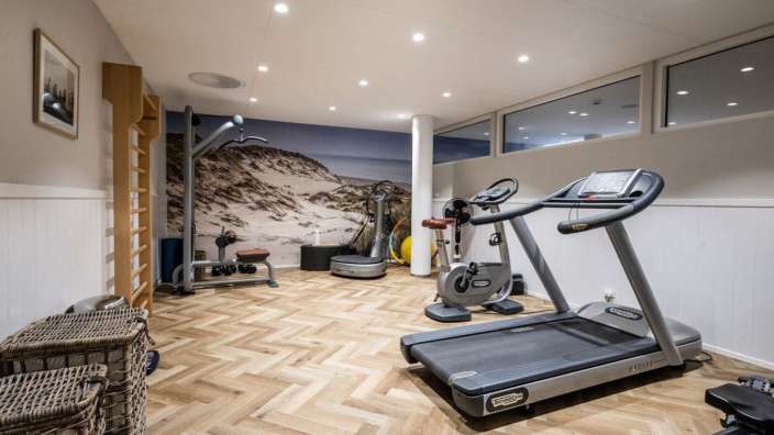 Ein Fitnessstudio mit Laufband und Fahrrad