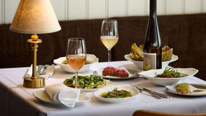 Ein Tisch mit Essen und einer Flasche Wein