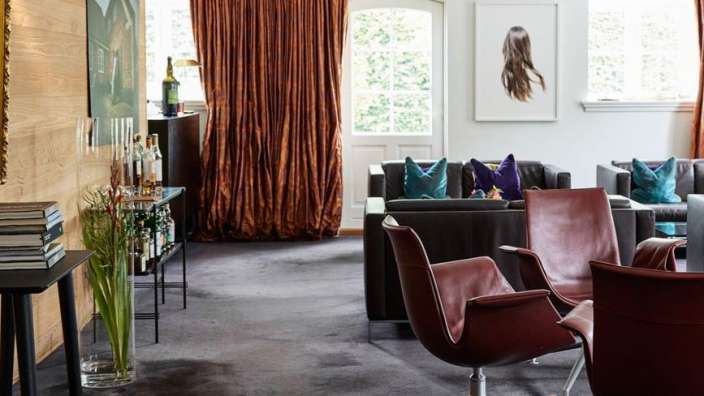 Ein Wohnzimmer mit vielen Möbeln und einem Tisch mit Büchern