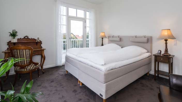 Ein Schlafzimmer mit einem Bett und einem Schreibtisch