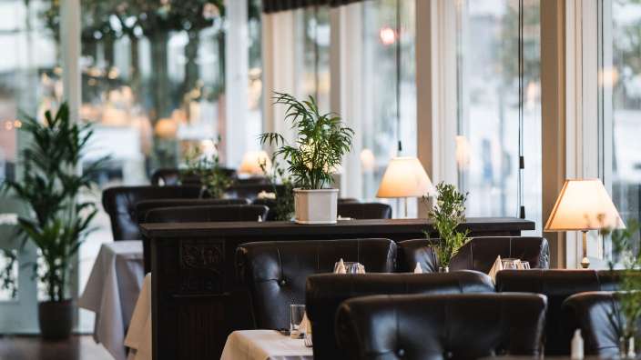 Ein Restaurant mit vielen Stühlen und Tischen