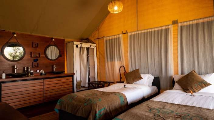 Ein Schlafzimmer mit zwei Betten und einem Waschbecken