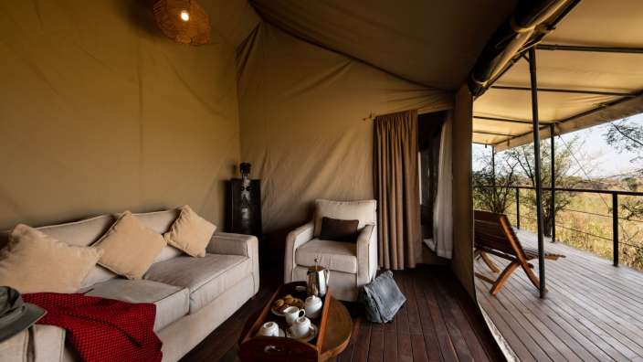 Ein Wohnzimmer mit einer Couch und einem Stuhl