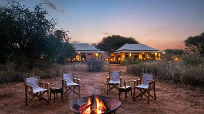 Eine Feuerstelle mit Stühlen und Stühlen davor