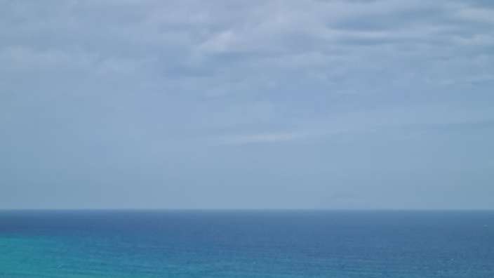 Tropea Ein großer blauer Ozean mit einem bewölkten Himmel im Hintergrund