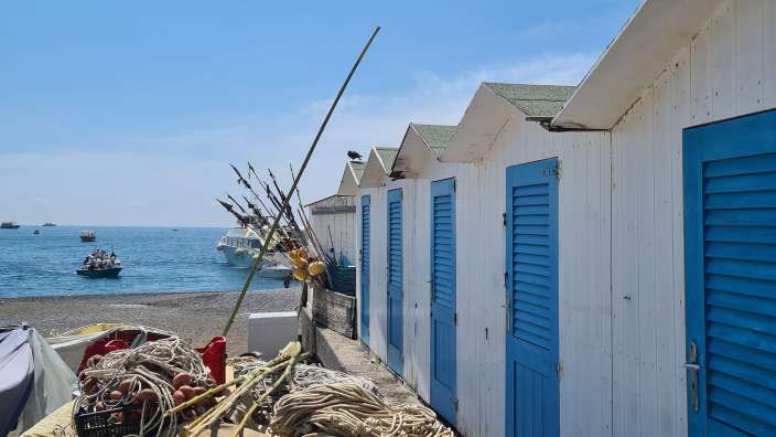 Amalfi Eine Reihe von Strandhütten mit blauen Türen