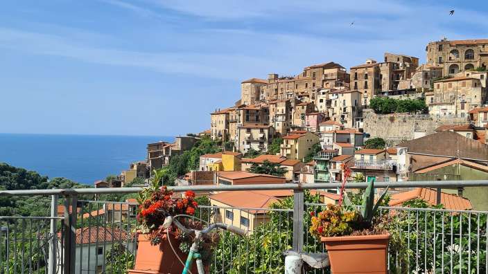 Pisciotta Ein Fahrrad mit einem Schild darauf, das sagt " mattino e ricetta "