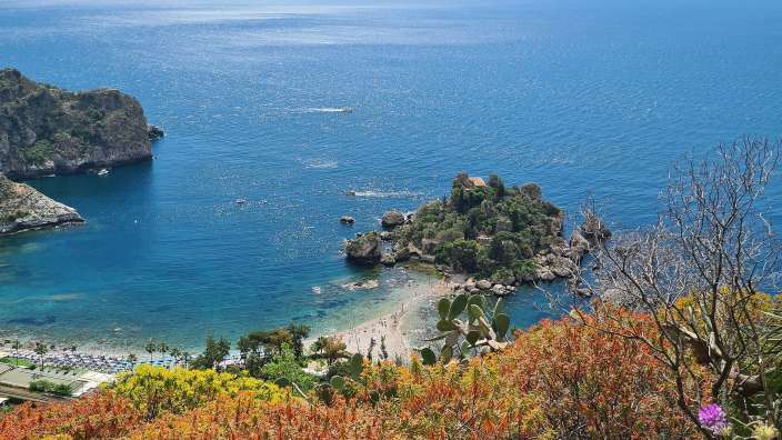Isola Bella Ein Blick auf den Ozean mit einer kleinen Insel im Vordergrund