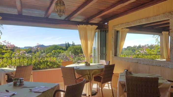 Tische und Stühle in einem Restaurant mit Blick auf die Berge