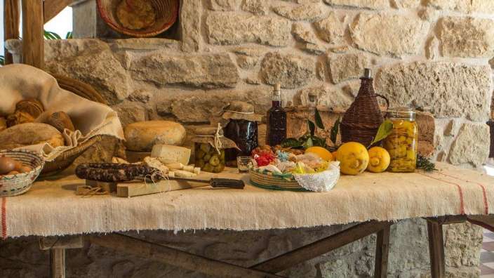 Ein Tisch mit verschiedenen Lebensmitteln und Flaschen darauf