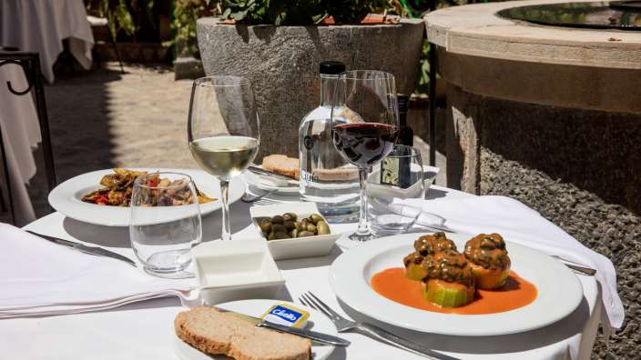 Ein tisch mit tellern mit speisen und gläsern wein