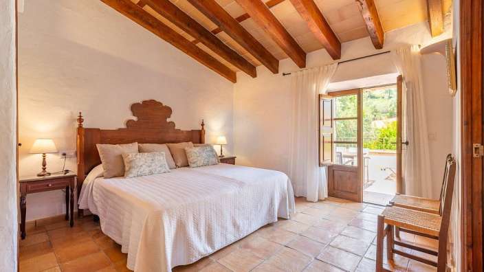 Ein Schlafzimmer mit einem Bett und einem Stuhl