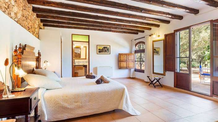 Ein Schlafzimmer mit einem Bett und einem Spiegel