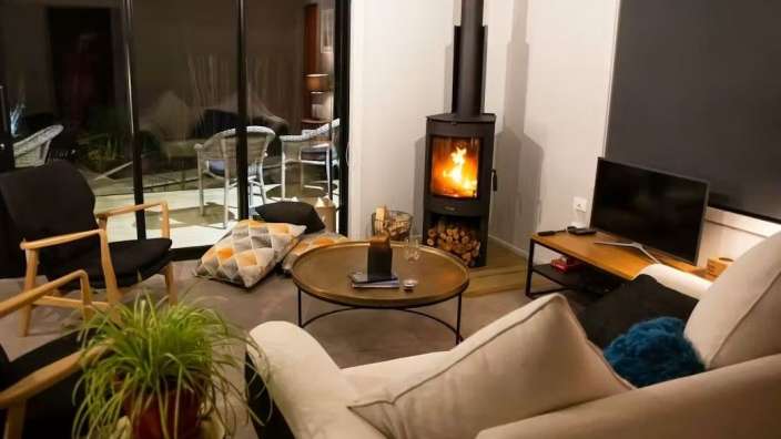 Ein Wohnzimmer mit einem Kamin und einem Fernseher