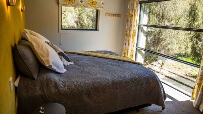 Ein Schlafzimmer mit einem Bett und einem großen Fenster