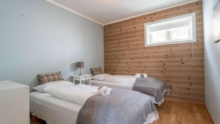 Ein Schlafzimmer mit zwei Betten und einer Lampe