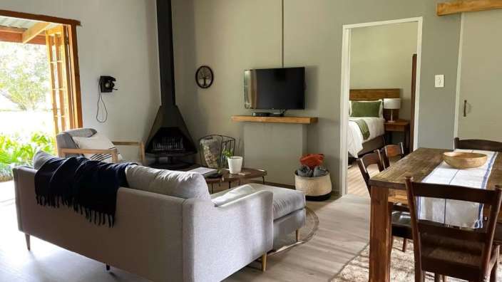 Ein Wohnzimmer mit einem Fernseher und einem Kamin