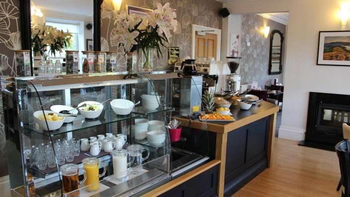 Ein Buffettisch mit vielen Speisen und Getränken