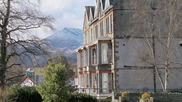Ein großes Gebäude mit einem Schild davor, das sagt " no parking "