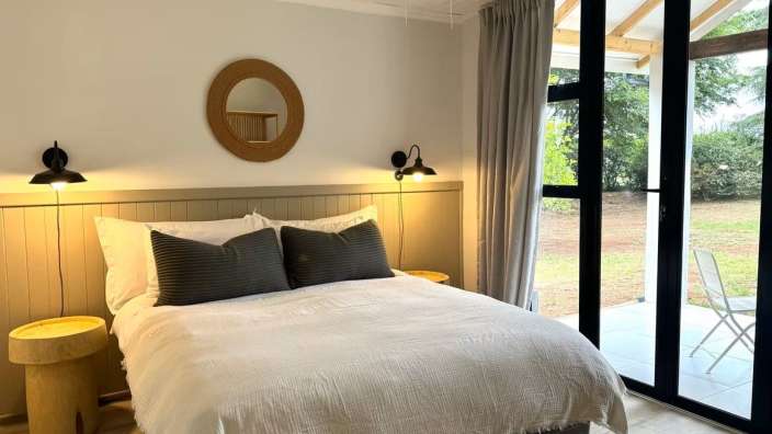 Ein Schlafzimmer mit einem Bett und einem Deckenventilator