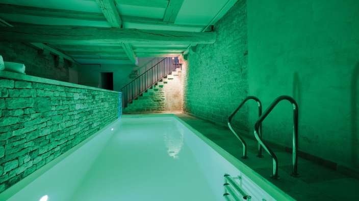 Ein sehr langes Schwimmbad mit grünem Licht