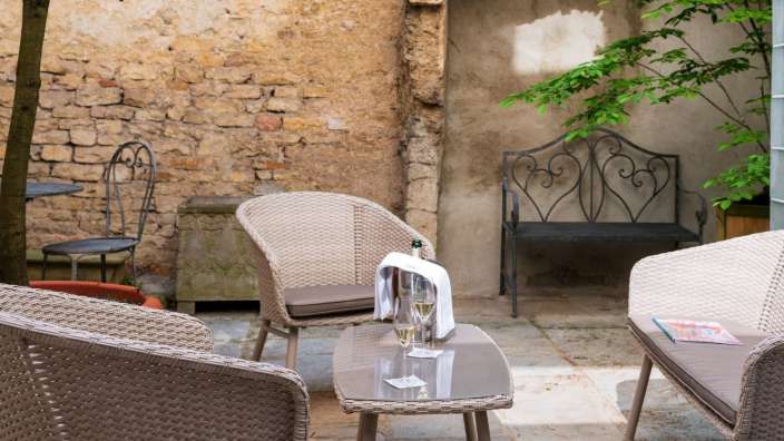 Ein Tisch mit einer Flasche Champagner darauf