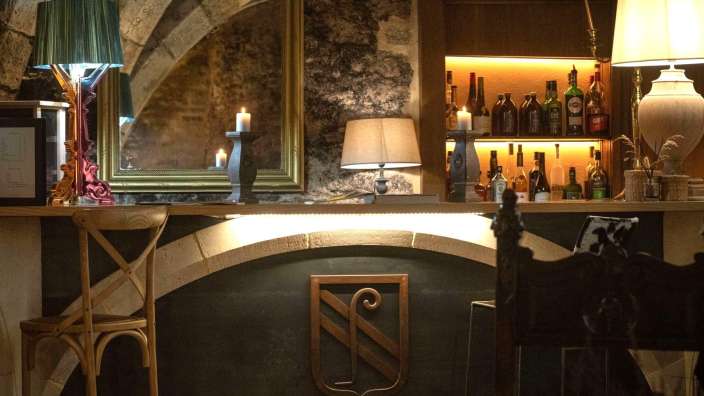 Eine Bar mit vielen Flaschen Wein und Kerzen