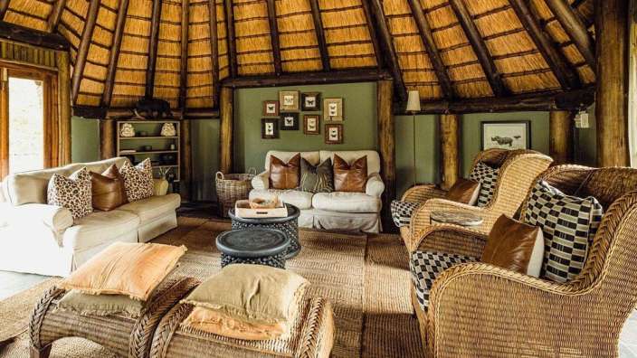 Ein Wohnzimmer mit Rattanmöbeln und einem Strohdach