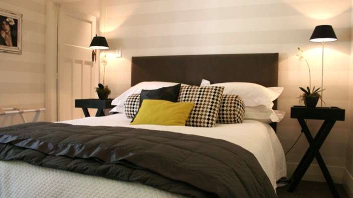 Ein Schlafzimmer mit einem Bett und zwei Nachttischen