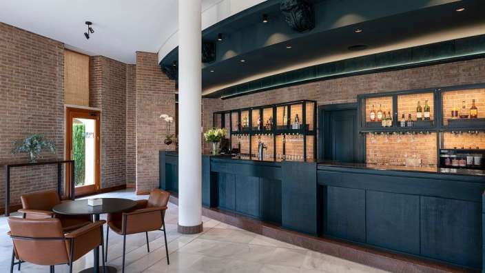 Ein Wohnzimmer mit einem Tisch und Stühlen und einer Bar