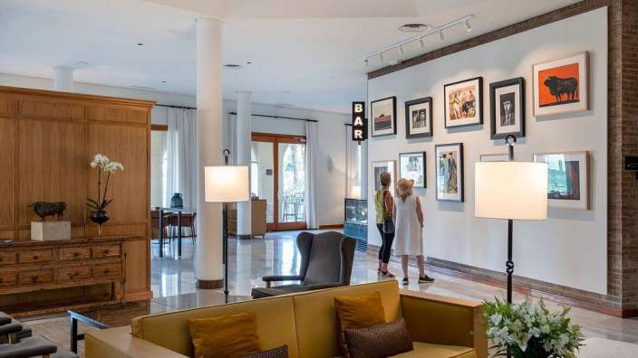 Ein Wohnzimmer mit einem Couchtisch und einer Bar an der Wand