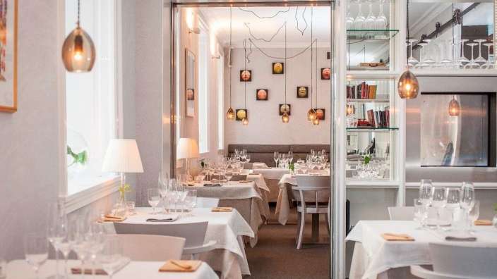 Ein Restaurant mit vielen Tischen und Gläsern