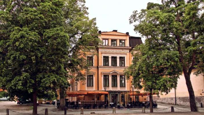 Ein großes Gebäude mit vielen Bäumen davor