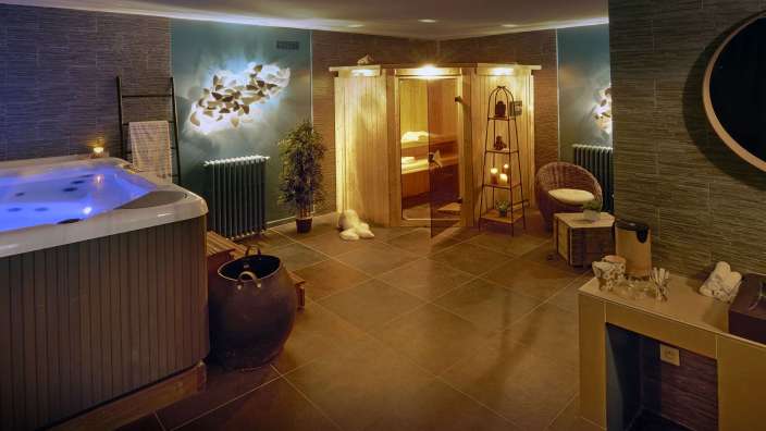 Ein Badezimmer mit einer Wanne und einer Sauna