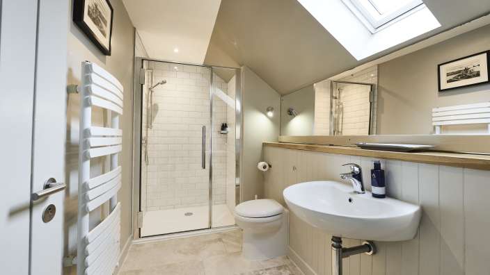 Ein Badezimmer mit Toilette, Waschbecken und Dusche