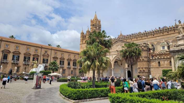 Palermo  Eine Gruppe von Menschen steht vor einem großen Gebäude
