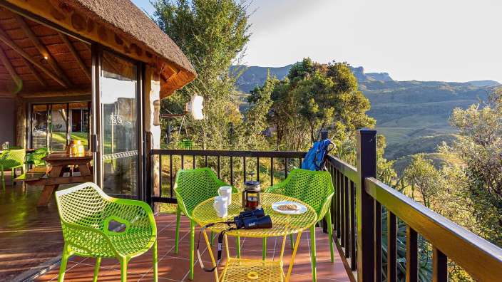 Eine Kamera sitzt auf einem Tisch auf einem Balkon mit Blick auf die Berge