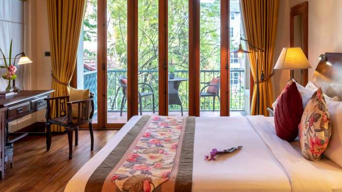 Ein Hotelzimmer mit einem Bett und einem Balkon