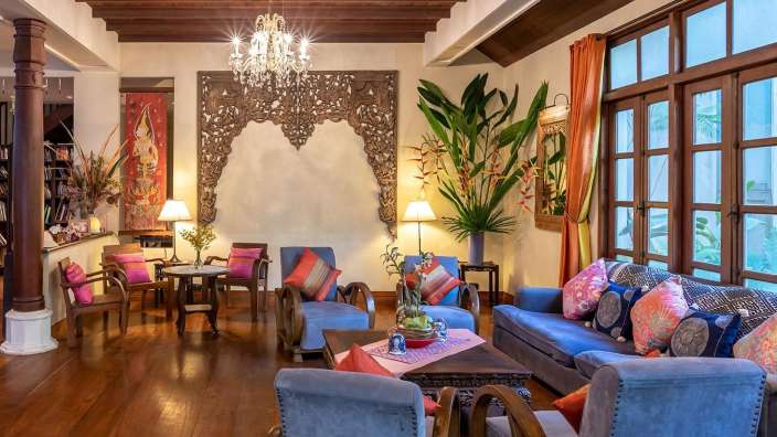 Ein Wohnzimmer mit vielen Möbeln und einem Kronleuchter