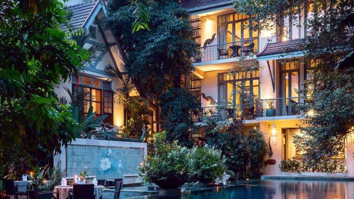 Ein großes Haus mit einem großen Pool davor