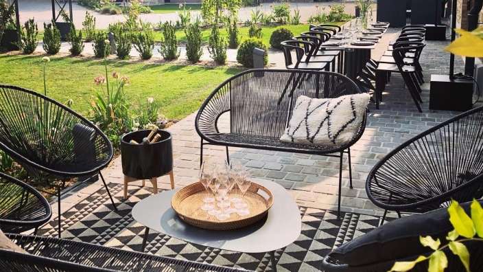 Ein Tisch mit einem Tablett mit Sektgläsern darauf