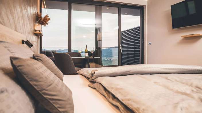 Ein Schlafzimmer mit einem Bett und einem Fernseher