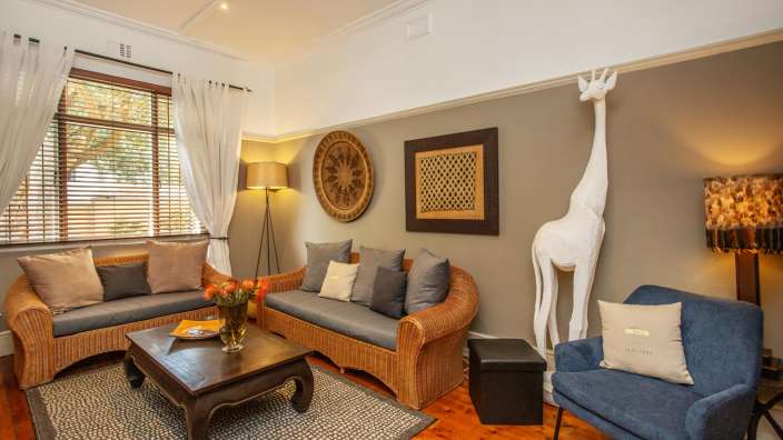 Ein Wohnzimmer mit zwei Stühlen und einem Couchtisch