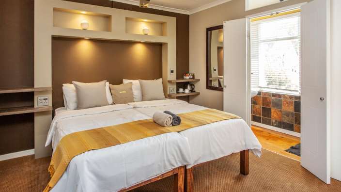 Ein Schlafzimmer mit einem Bett und einem Deckenventilator